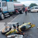 Triple colisión deja a un lesionado en Tipitapa Triple colisión en la que se vieron involucrados el conductor de un camión, conductor de un carro, un motociclista y su acompañante