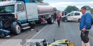 Triple colisión en la que se vieron involucrados el conductor de un camión, conductor de un carro, un motociclista y su acompañante