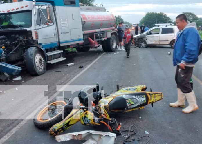 3 Triple colisión en la que se vieron involucrados el conductor de un camión, conductor de un carro, un motociclista y su acompañante