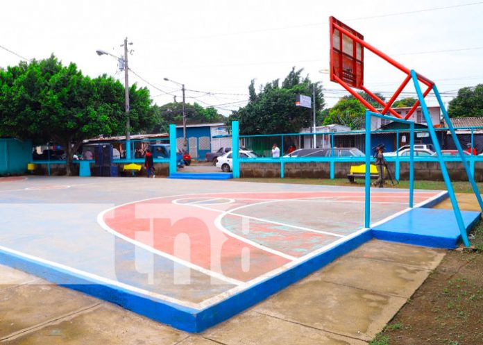 Familias agradecen la remodelacion de la cancha deportiva del Barrio Pantasma