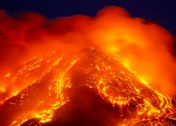 Tras erupción de La Palma, el Volcán Etna en Sicilia entra en erupción.
