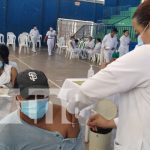 Vacuna contra el COVID-19 fue aplicada a personas mayores de 30 años