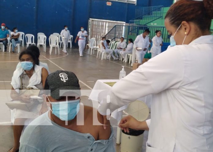 Vacuna contra el COVID-19 fue aplicada a personas mayores de 30 años