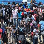 Migrantes desesperados por cruzar las frontera de Colombia con Panamá Migrantes desesperados por cruzar las frontera de Colombia con Panamá