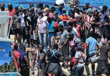 Migrantes desesperados por cruzar las frontera de Colombia con Panamá Migrantes desesperados por cruzar las frontera de Colombia con Panamá