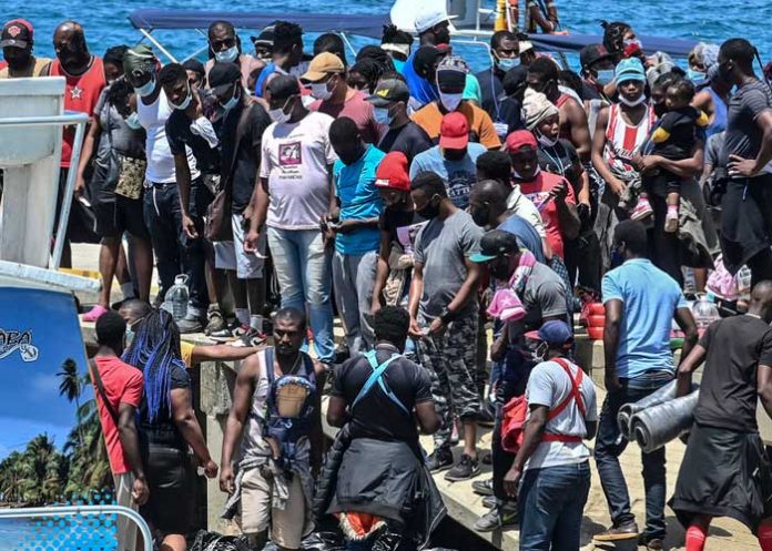 3 Migrantes desesperados por cruzar las frontera de Colombia con Panamá