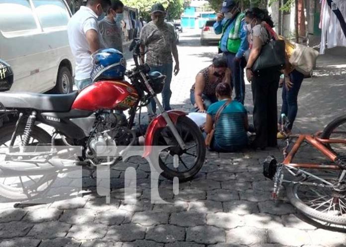 Motociclista resulta con fractura en su pierna tras imprudencia de ciclista en Managua