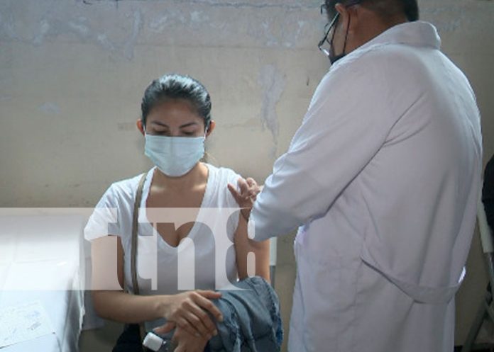 Mayores de 30 años de edad acudieron a vacunarse contra el COVID-19