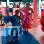 Colegios públicos participan en el certamen de trajes coloridos de mi Patria