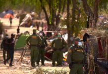 EE.UU. desaloja a migrantes haitianos de un campamento en Texas