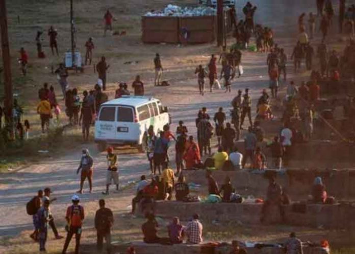 EE.UU cierra frontera con México tras masiva llegada de migrantes