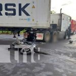 Escena del accidente mortal entre una moto y un camión en Chinandega