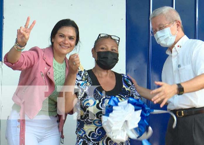 Familia del barrio Hugo Chávez recibe su casa digna