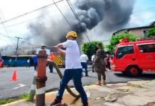 Voraz incendio consume el mercado municipal de El Salvador Voraz incendio consume el mercado municipal de la capital de El Salvador