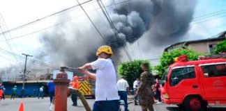 Voraz incendio consume el mercado municipal de la capital de El Salvador