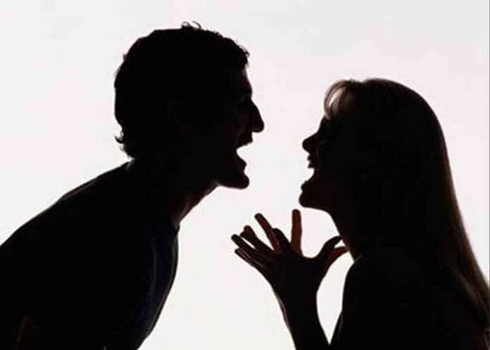 Tras discutir con su novio le tiró el celular, le pegó en la cabeza y lo mató