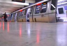 Mujer fallece tras ser arrastrada por un tren en Estados Unidos (video) Mujer fallece tras ser arrastrada por un tren en Estados Unidos (video)