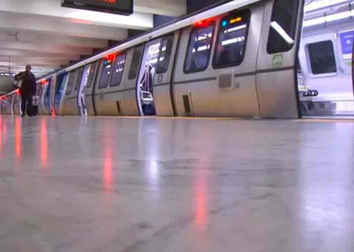 Mujer fallece tras ser arrastrada por un tren en Estados Unidos (video)