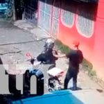«Chacales» armados despojan a motociclista de su medio de transporte (VIDEO) Motociclista es despojado de sus pertenencias en Managua