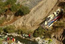 Ascienden a 33 los muertos por autobús que cayó a un barranco en Perú