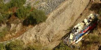 Ascienden a 33 los muertos por autobús que cayó a un barranco en Perú