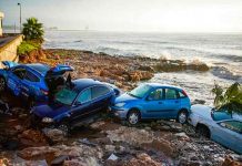 Severas inundaciones arrastran autos al mar en noreste de España
