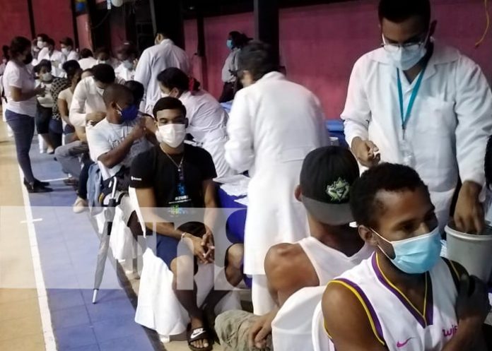 Puestos de vacunación contra el COVID-19 abarrotados en Bluefields