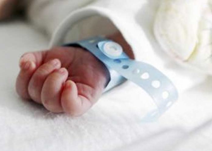 beb Bebé termina con pies y manos morados tras padecer covid-19