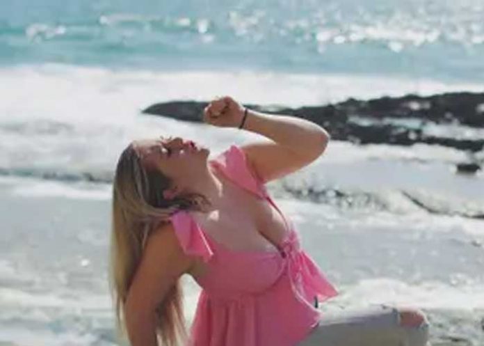 Mujer gasta una fortuna en reducción de senos y le vuelven a crecer