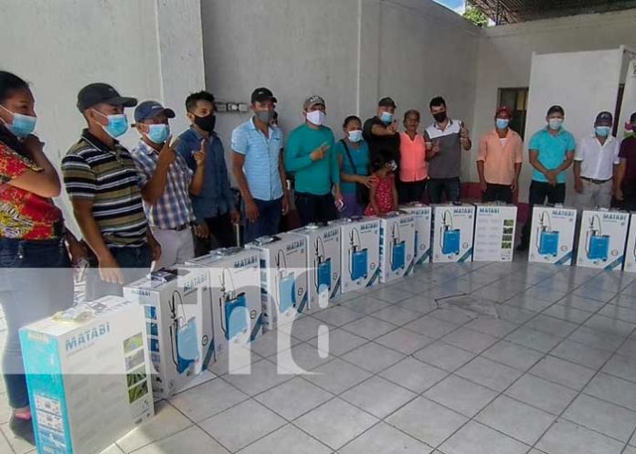 Entrega de bono tecnológico a productores de Boaco