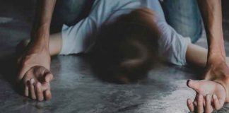 Un hombre abusa de un menor de edad