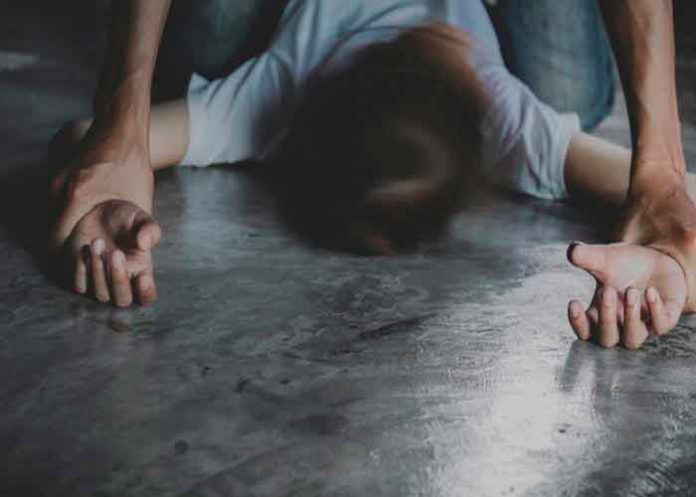 Un hombre abusa de un menor de edad