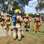 Capacitan a bomberos aeroportuarios con pruebas de fuego real Capacitación de bomberos con técnicas de la "prueba de fuego"