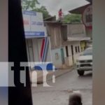 Mujer acalambra a todos en Waslala al guindarse de cables de electricidad Una mujer fuera de sí se sostiene de unos cables de energía en Waslala