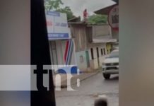 Mujer acalambra a todos en Waslala al guindarse de cables de electricidad Una mujer fuera de sí se sostiene de unos cables de energía en Waslala