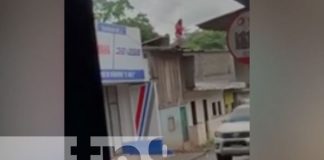 Una mujer fuera de sí se sostiene de unos cables de energía en Waslala