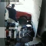 Se salvan de morir atropellados por un carro frente a una barbería en Diriamba Solo daños materiales dejo el accidente en la barbería