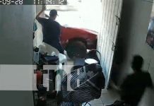 Solo daños materiales dejo el accidente en la barbería