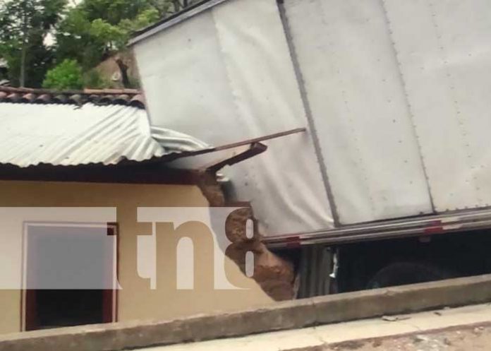 Camión casi mata a una familia en El Jícaro