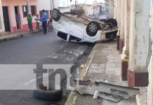 Irrespeto a señal de Alto provoca el vuelco de un vehículo en Jinotepe Accidente de tránsito en Jinotepe, Carazo