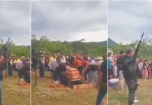 Miembros del Cártel del Golfo dan el último adiós a su líder con disparos al aire Miembros del Cártel del Golfo dan el último adiós a su líder con disparos al aire.