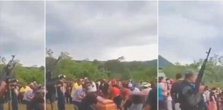 Miembros del Cártel del Golfo dan el último adiós a su líder con disparos al aire.