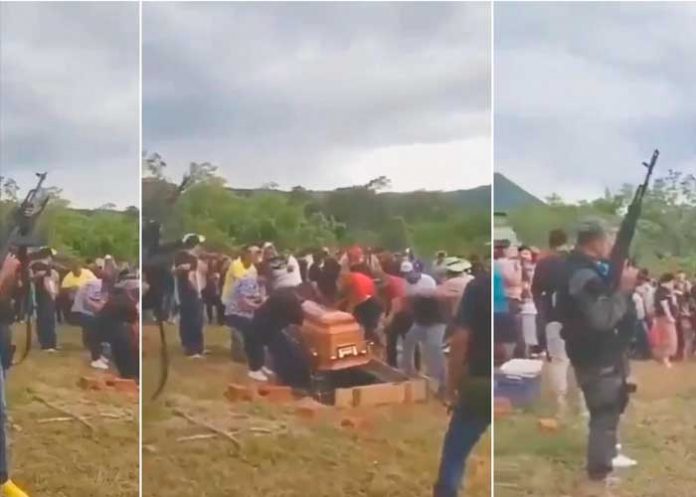 Miembros del Cártel del Golfo dan el último adiós a su líder con disparos al aire.