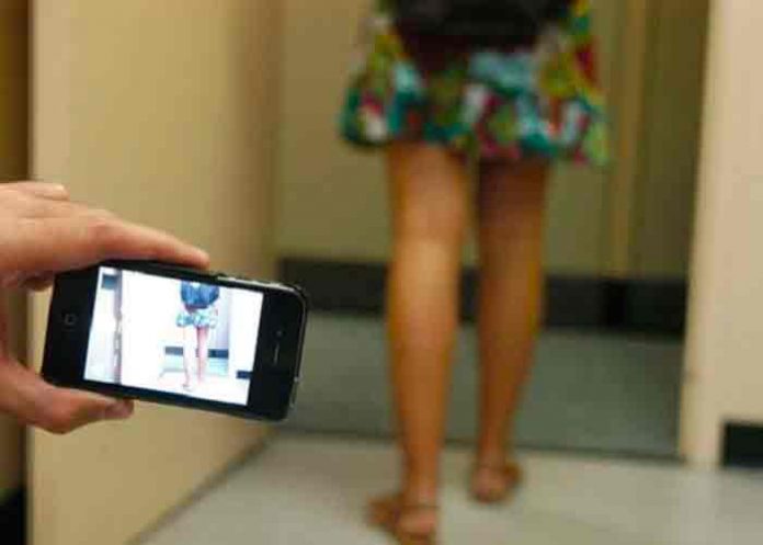 Hong Kong encarcelará a quienes tomen fotos por debajo de la falda