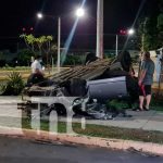 Joven vivo de milagro tras volcar su carro frente a la UNI, Managua Carro termino en chatarra