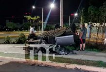 Joven vivo de milagro tras volcar su carro frente a la UNI, Managua Carro termino en chatarra