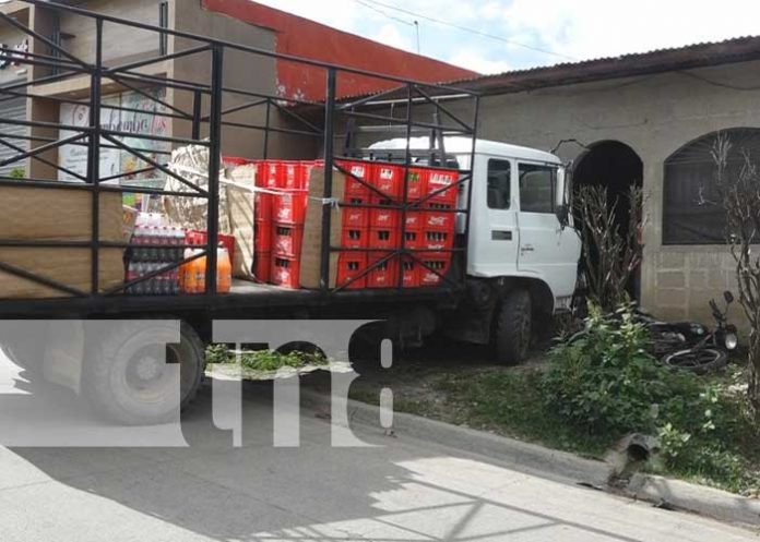 Camión pierde los frenos y se estrella en una casa en Estelí