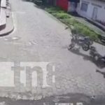 ¡Casi sacan chispas! Tremendo choque entre motos en Somotillo (VIDEO) Violento choque entre motos en una calle de Somotillo