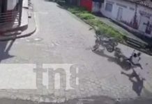 ¡Casi sacan chispas! Tremendo choque entre motos en Somotillo (VIDEO) Violento choque entre motos en una calle de Somotillo