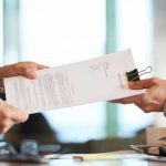 Joven propaga su currículum en enorme valla publicitaria Joven propaga su currículum en enorme valla publicitaria